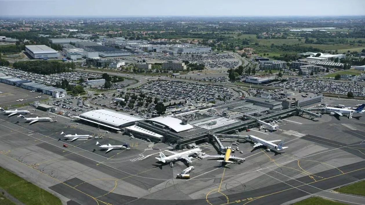 Vue aérienne de l'aéroport Nantes Atlantique : terminal, avions au sol et parkings