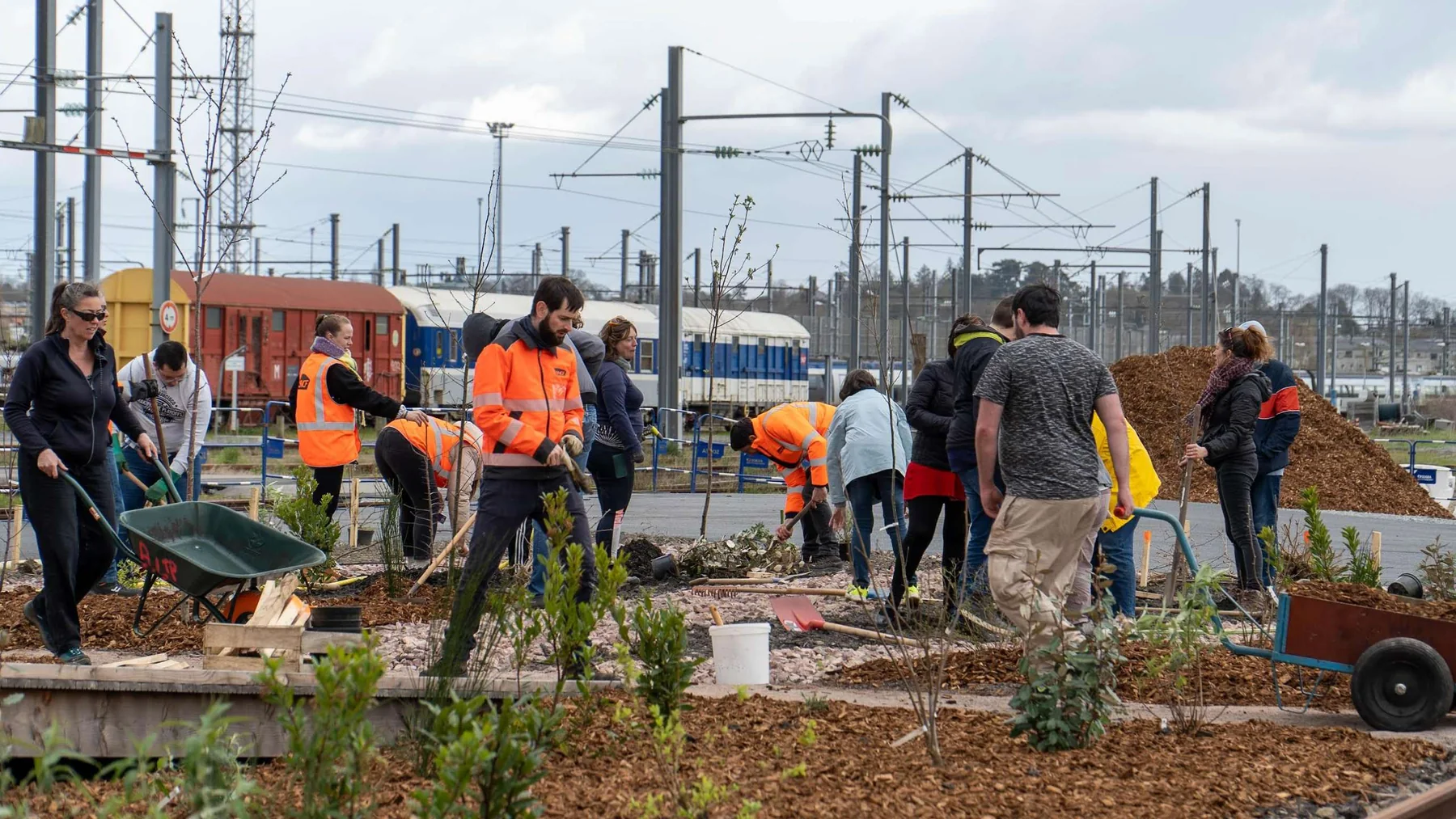 Chantier participatif de plantation au Technicentre TER Bretagne, devant les voies ferrées
